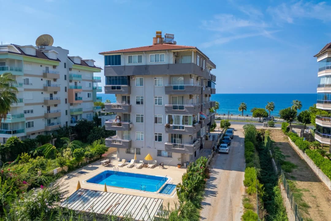 Kestel’de Denize Sıfır Deniz Ve Dağ Manzaralı Eşyalı 1+1 Satılık Daire