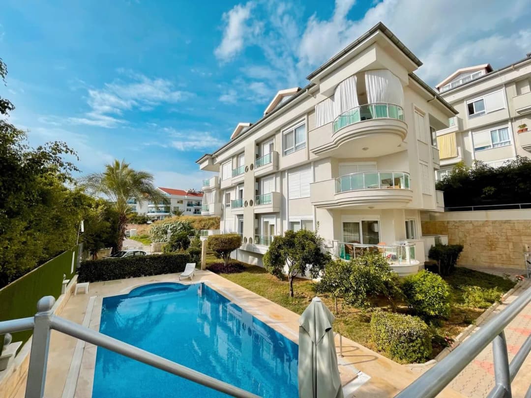 Alanya Merkez’de Cleopatra Plajı’na 500 M Deniz Manzaralı Full Eşyalı 2+1 Daire