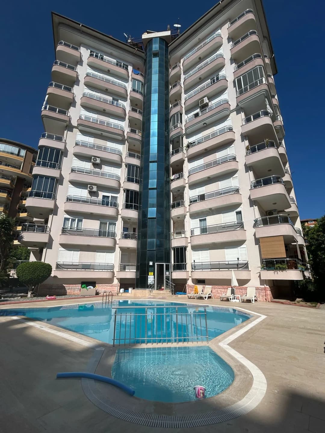 Alanya Şehir Merkezinde Havuzlu Site İçerisinde 3+1 Geniş Daire – İkamet İzinli Ve Yüksek Yatırım Potansiyelli