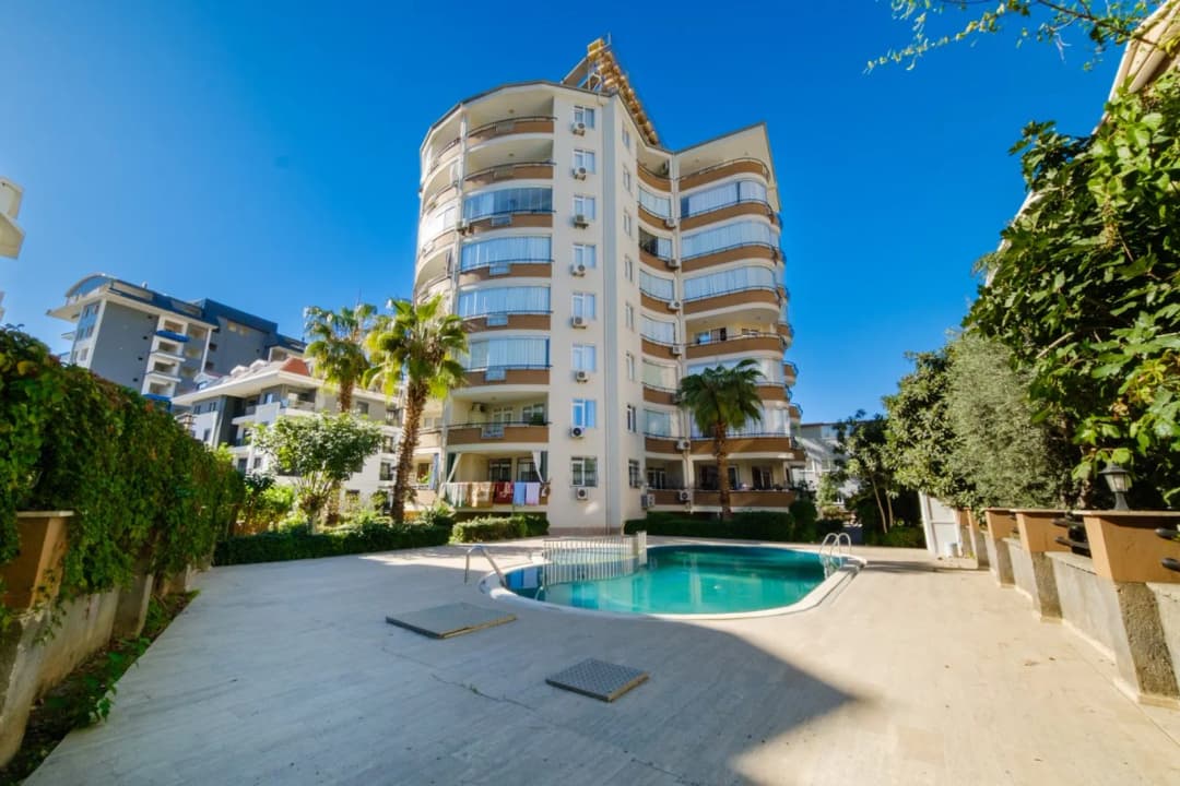 Alanya 2+1 Satılık Daire – Denize Yakın, Havuzlu, Eşyalı, İkamete Uygun, Havuz Ve Dağ Manzaralı
