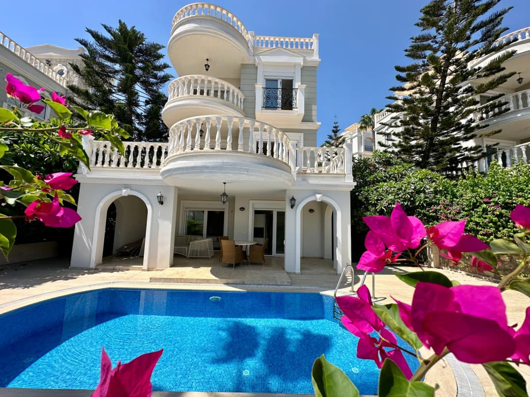 Alanya Konaklı’da İkamete Uygun 4+1 Deniz Manzaralı Özel Havuzlu Satılık Villa