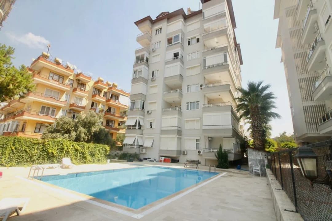 Alanya Merkez Satılık 1+1 Daire – İkamete Uygun, Denize 600 M, Eşyalı