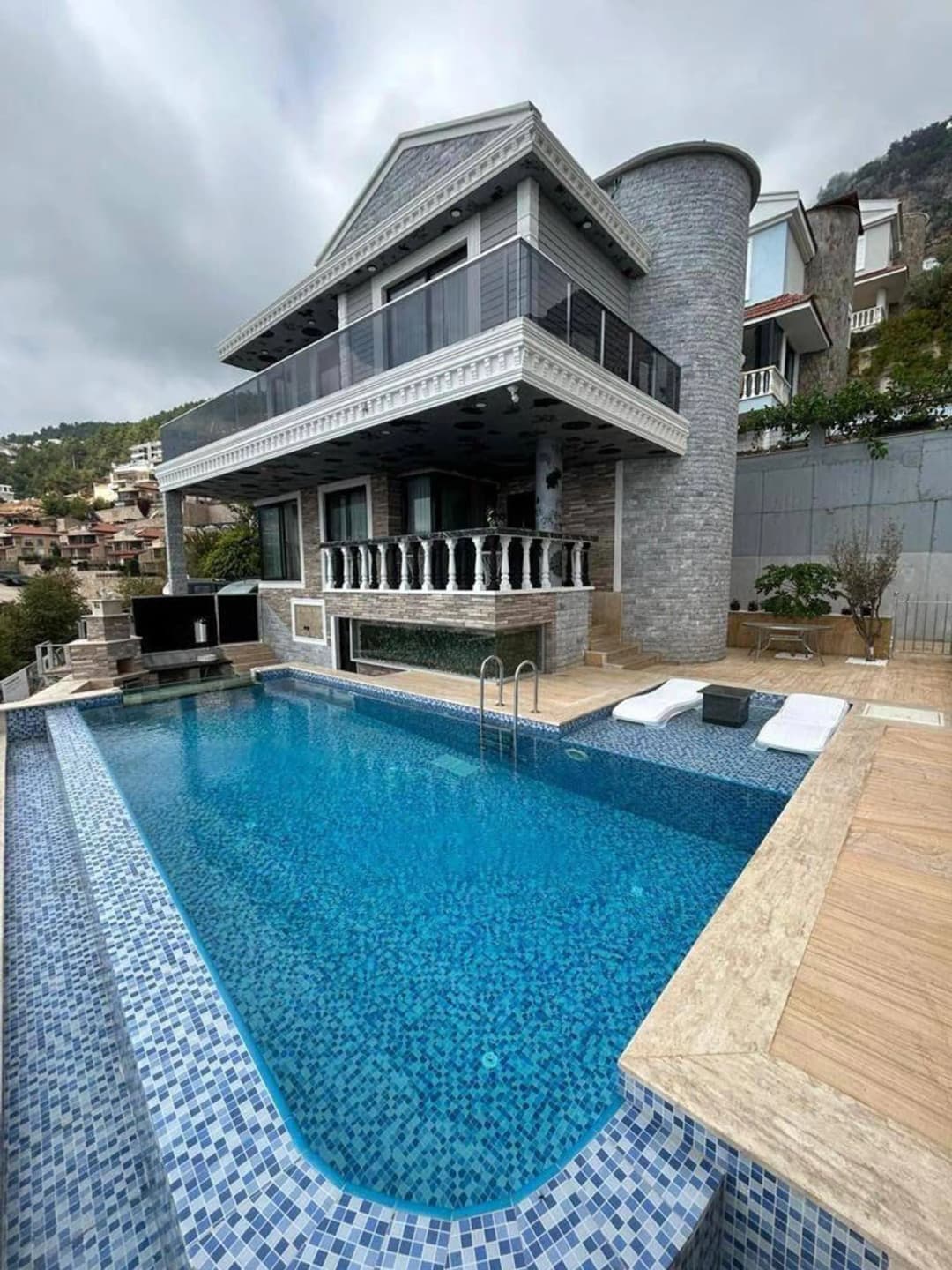 Alanya Tepe’de 650 M² Arsa Üzerinde 4+1 Atamel Villası | Havuz, Hamam, Sauna, Jakuzi | Vatandaşlığa Uygun