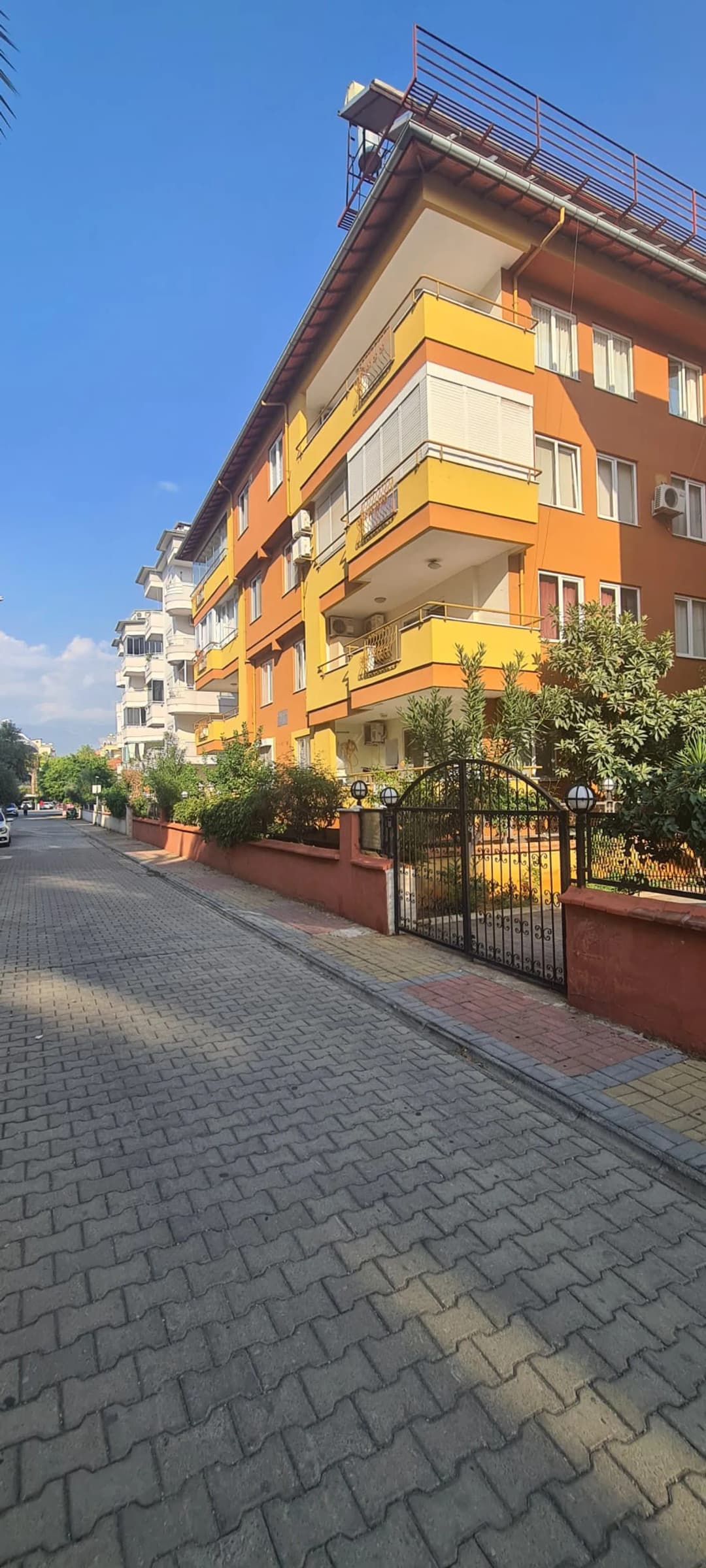 Alanya Obagöl Can Sitesi’nde Denize 200 Metre, İkamete Uygun Eşyalı Satılık 1+1 Daire